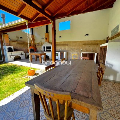 Casa com 170m², 3 quartos (sendo 2 suítes), 3 garagens, no bairro Rio Tavares em Florianópolis