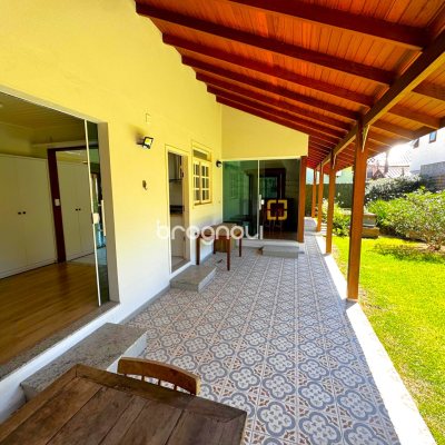 Casa com 170m², 3 quartos (sendo 2 suítes), 3 garagens, no bairro Rio Tavares em Florianópolis