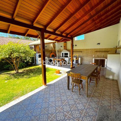 Casa com 170m², 3 quartos (sendo 2 suítes), 3 garagens, no bairro Rio Tavares em Florianópolis
