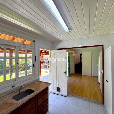 Casa com 170m², 3 quartos (sendo 2 suítes), 3 garagens, no bairro Rio Tavares em Florianópolis