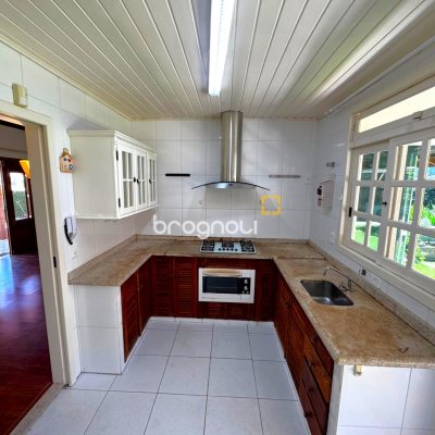 Casa com 170m², 3 quartos (sendo 2 suítes), 3 garagens, no bairro Rio Tavares em Florianópolis