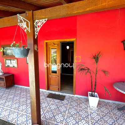 Casa com 170m², 3 quartos (sendo 2 suítes), 3 garagens, no bairro Rio Tavares em Florianópolis