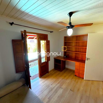 Casa com 170m², 3 quartos (sendo 2 suítes), 3 garagens, no bairro Rio Tavares em Florianópolis