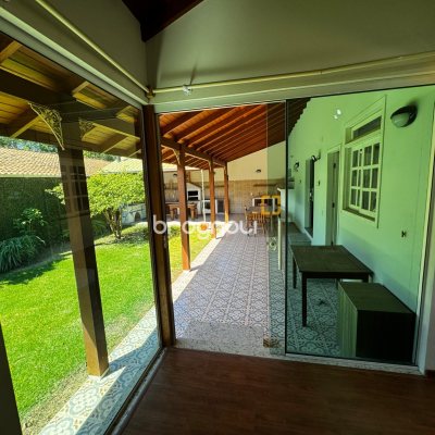 Casa com 170m², 3 quartos (sendo 2 suítes), 3 garagens, no bairro Rio Tavares em Florianópolis