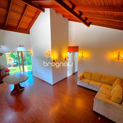 Casa com 170m², 3 quartos (sendo 2 suítes), 3 garagens, no bairro Rio Tavares em Florianópolis