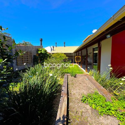 Casa com 170m², 3 quartos (sendo 2 suítes), 3 garagens, no bairro Rio Tavares em Florianópolis