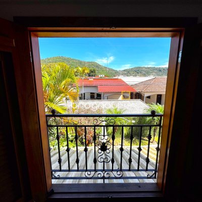 Casa com 170m², 3 quartos (sendo 2 suítes), 3 garagens, no bairro Rio Tavares em Florianópolis