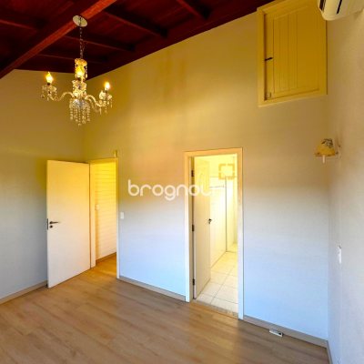 Casa com 170m², 3 quartos (sendo 2 suítes), 3 garagens, no bairro Rio Tavares em Florianópolis