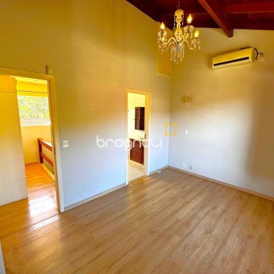 Casa com 170m², 3 quartos (sendo 2 suítes), 3 garagens, no bairro Rio Tavares em Florianópolis
