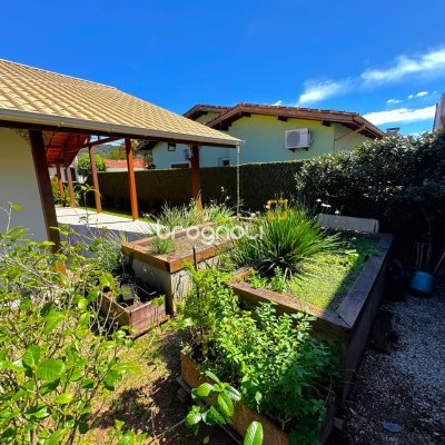 Casa com 170m², 3 quartos (sendo 2 suítes), 3 garagens, no bairro Rio Tavares em Florianópolis