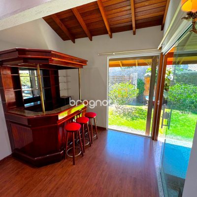 Casa com 170m², 3 quartos (sendo 2 suítes), 3 garagens, no bairro Rio Tavares em Florianópolis