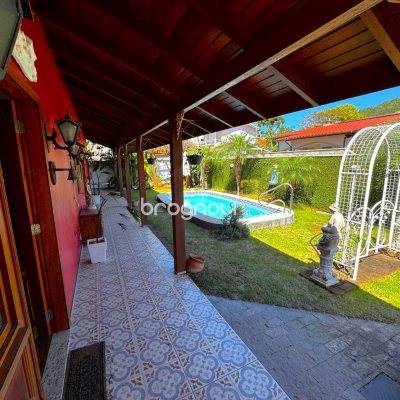 Casa com 170m², 3 quartos (sendo 2 suítes), 3 garagens, no bairro Rio Tavares em Florianópolis