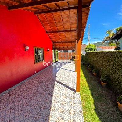 Casa com 170m², 3 quartos (sendo 2 suítes), 3 garagens, no bairro Rio Tavares em Florianópolis