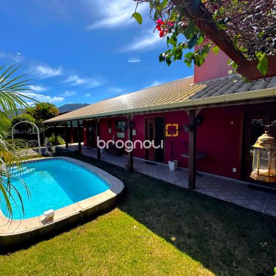 Casa com 170m², 3 quartos (sendo 2 suítes), 3 garagens, no bairro Rio Tavares em Florianópolis