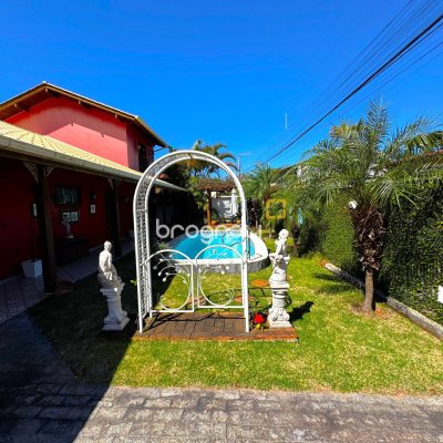 Casa com 170m², 3 quartos (sendo 2 suítes), 3 garagens, no bairro Rio Tavares em Florianópolis