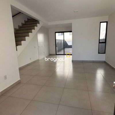 Casa com 70m², 2 quartos (sendo 2 suítes), 2 garagens, no bairro Serraria em São José
