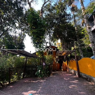 Casa com 260m², 4 quartos (sendo 3 suítes), 2 garagens, no bairro Lagoa da Conceição em Florianópolis