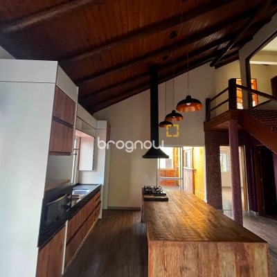 Casa com 260m², 4 quartos (sendo 3 suítes), 2 garagens, no bairro Lagoa da Conceição em Florianópolis
