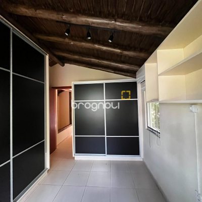 Casa com 260m², 4 quartos (sendo 3 suítes), 2 garagens, no bairro Lagoa da Conceição em Florianópolis