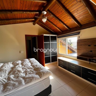 Casa com 260m², 4 quartos (sendo 3 suítes), 2 garagens, no bairro Lagoa da Conceição em Florianópolis