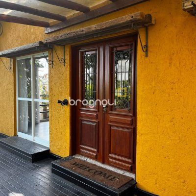 Casa com 260m², 4 quartos (sendo 3 suítes), 2 garagens, no bairro Lagoa da Conceição em Florianópolis