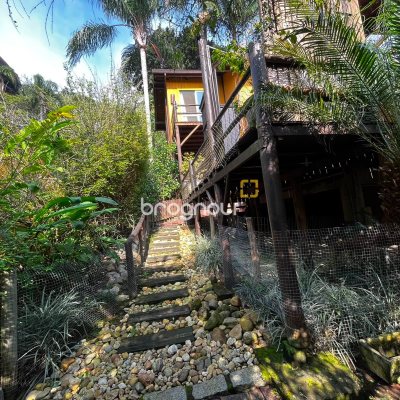 Casa com 260m², 4 quartos (sendo 3 suítes), 2 garagens, no bairro Lagoa da Conceição em Florianópolis