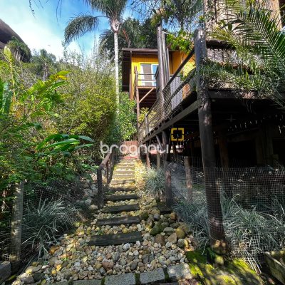Casa com 260m², 4 quartos (sendo 3 suítes), 2 garagens, no bairro Lagoa da Conceição em Florianópolis