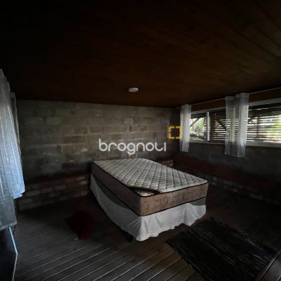 Casa com 260m², 4 quartos (sendo 3 suítes), 2 garagens, no bairro Lagoa da Conceição em Florianópolis