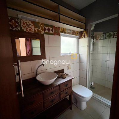 Casa com 260m², 4 quartos (sendo 3 suítes), 2 garagens, no bairro Lagoa da Conceição em Florianópolis