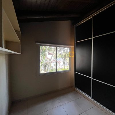 Casa com 260m², 4 quartos (sendo 3 suítes), 2 garagens, no bairro Lagoa da Conceição em Florianópolis