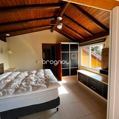 Casa com 260m², 4 quartos (sendo 3 suítes), 2 garagens, no bairro Lagoa da Conceição em Florianópolis