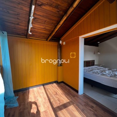 Casa com 260m², 4 quartos (sendo 3 suítes), 2 garagens, no bairro Lagoa da Conceição em Florianópolis