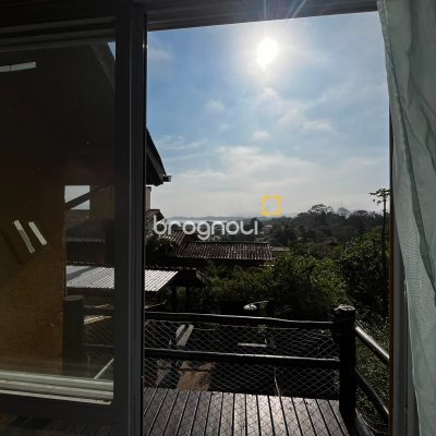 Casa com 260m², 4 quartos (sendo 3 suítes), 2 garagens, no bairro Lagoa da Conceição em Florianópolis