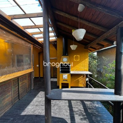 Casa com 260m², 4 quartos (sendo 3 suítes), 2 garagens, no bairro Lagoa da Conceição em Florianópolis