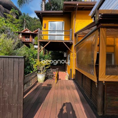 Casa com 260m², 4 quartos (sendo 3 suítes), 2 garagens, no bairro Lagoa da Conceição em Florianópolis