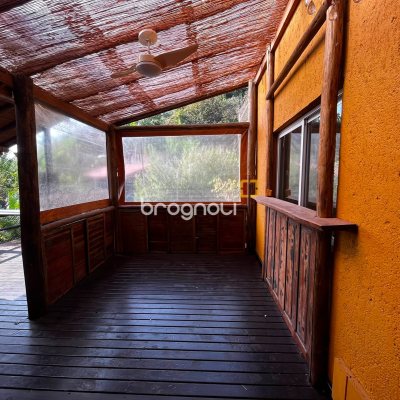 Casa com 260m², 4 quartos (sendo 3 suítes), 2 garagens, no bairro Lagoa da Conceição em Florianópolis