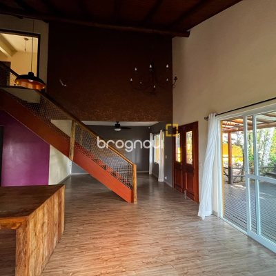 Casa com 260m², 4 quartos (sendo 3 suítes), 2 garagens, no bairro Lagoa da Conceição em Florianópolis