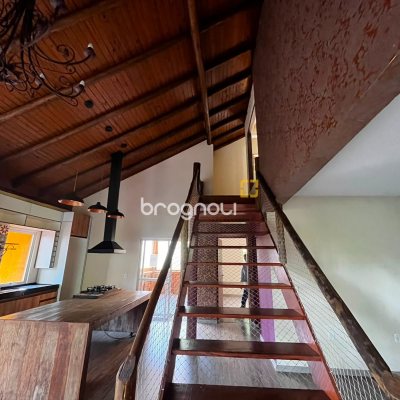 Casa com 260m², 4 quartos (sendo 3 suítes), 2 garagens, no bairro Lagoa da Conceição em Florianópolis