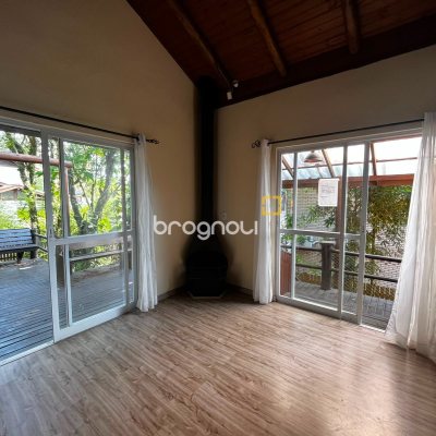 Casa com 260m², 4 quartos (sendo 3 suítes), 2 garagens, no bairro Lagoa da Conceição em Florianópolis