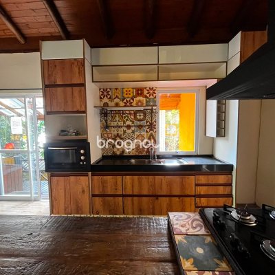 Casa com 260m², 4 quartos (sendo 3 suítes), 2 garagens, no bairro Lagoa da Conceição em Florianópolis