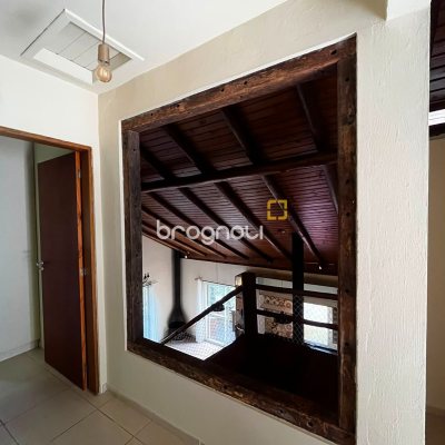 Casa com 260m², 4 quartos (sendo 3 suítes), 2 garagens, no bairro Lagoa da Conceição em Florianópolis