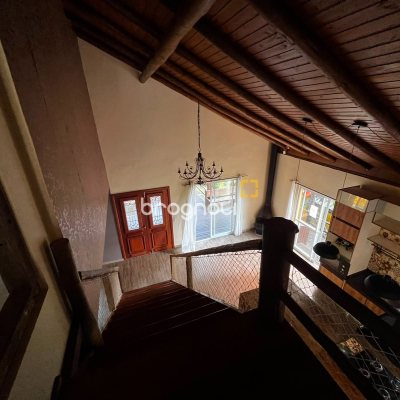 Casa com 260m², 4 quartos (sendo 3 suítes), 2 garagens, no bairro Lagoa da Conceição em Florianópolis