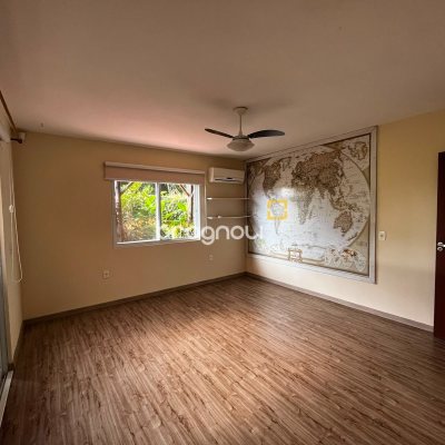 Casa com 260m², 4 quartos (sendo 3 suítes), 2 garagens, no bairro Lagoa da Conceição em Florianópolis