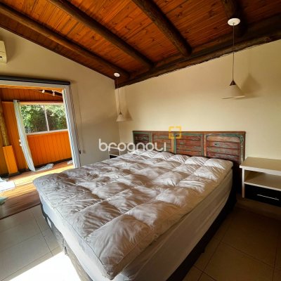 Casa com 260m², 4 quartos (sendo 3 suítes), 2 garagens, no bairro Lagoa da Conceição em Florianópolis