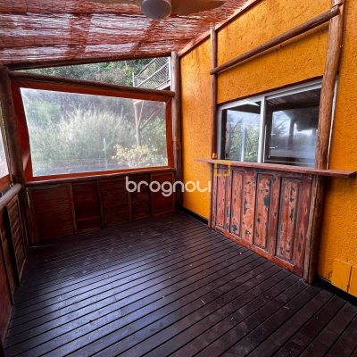 Casa com 260m², 4 quartos (sendo 3 suítes), 2 garagens, no bairro Lagoa da Conceição em Florianópolis