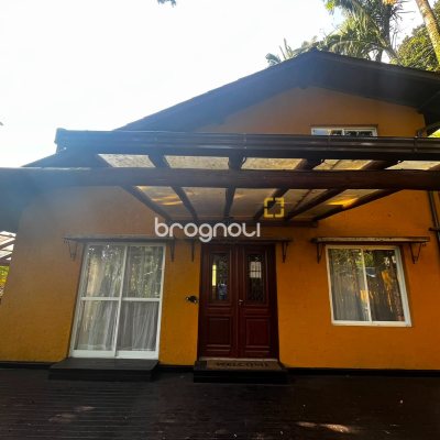 Casa com 260m², 4 quartos (sendo 3 suítes), 2 garagens, no bairro Lagoa da Conceição em Florianópolis