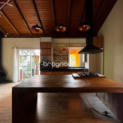 Casa com 260m², 4 quartos (sendo 3 suítes), 2 garagens, no bairro Lagoa da Conceição em Florianópolis