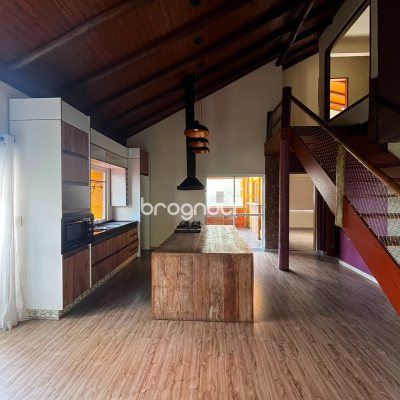 Casa com 260m², 4 quartos (sendo 3 suítes), 2 garagens, no bairro Lagoa da Conceição em Florianópolis