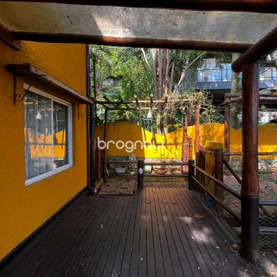 Casa com 260m², 4 quartos (sendo 3 suítes), 2 garagens, no bairro Lagoa da Conceição em Florianópolis