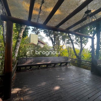 Casa com 260m², 4 quartos (sendo 3 suítes), 2 garagens, no bairro Lagoa da Conceição em Florianópolis